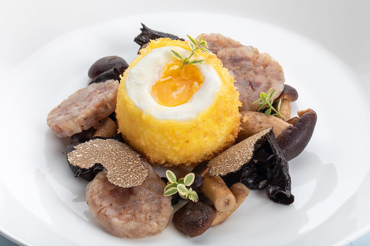 Uovo croccante con funghi, cotechino e tartufo nero A Borgo Petroro colpisce subito la cucina di Oliver Glowig