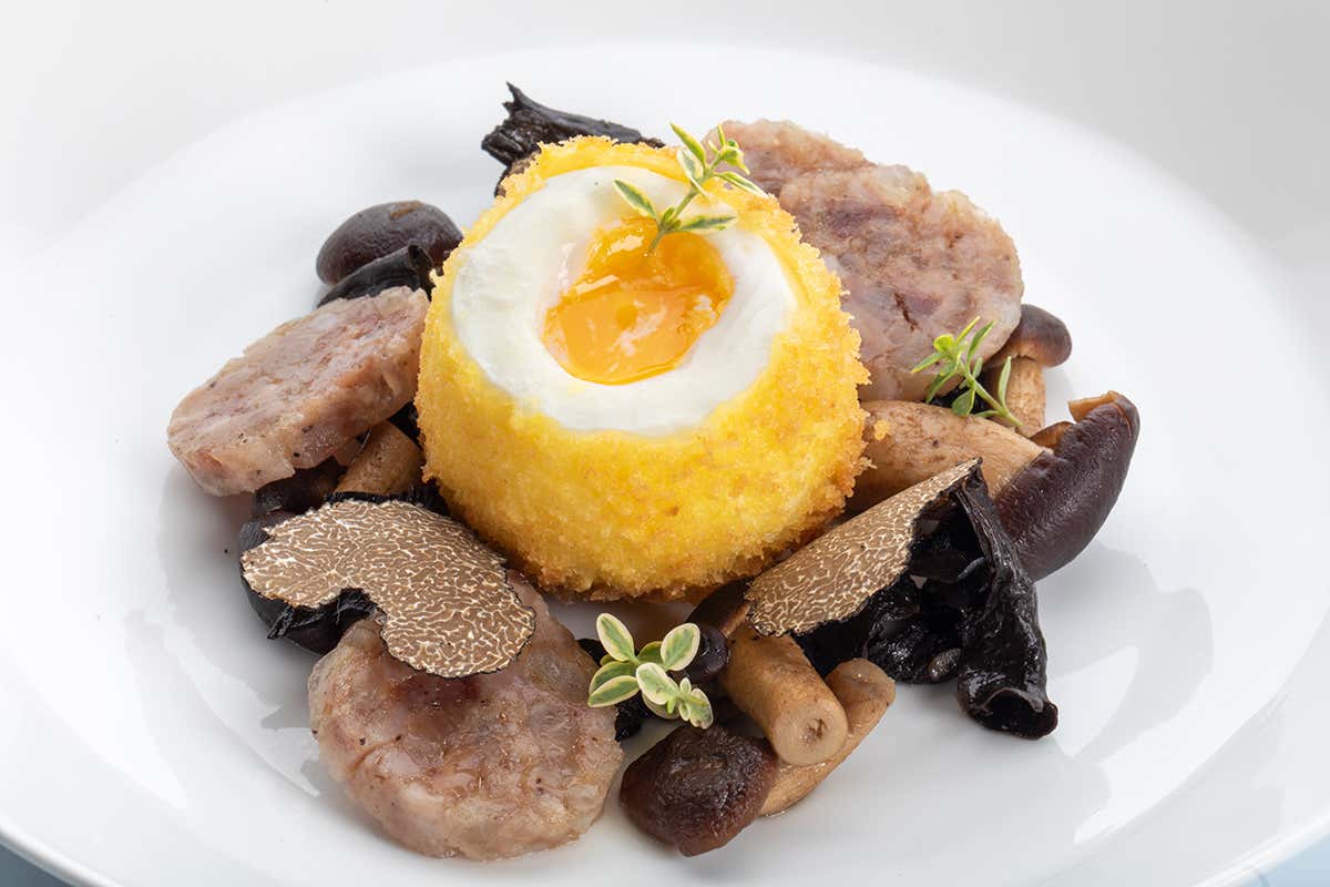 Uovo croccante con funghi, cotechino e tartufo nero A Borgo Petroro colpisce subito la cucina di Oliver Glowig