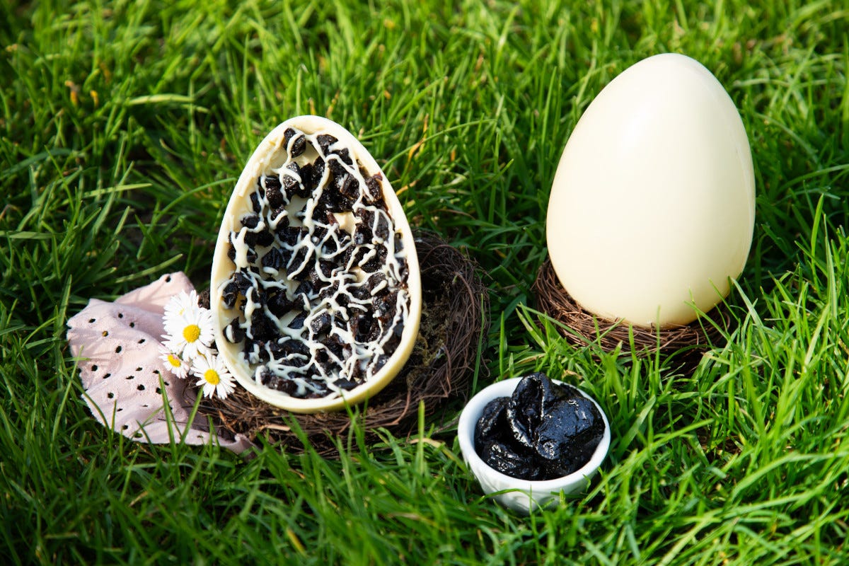 Stefano Collomb e l'uovo di Pasqua al cioccolato bianco con prugne della California