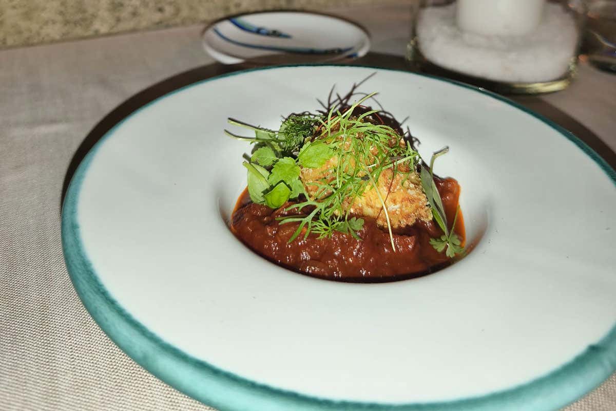 A Ischia c’è un luogo dove puoi cenare sospeso sul mare e dormire in un ex convento A Ischia c’è un luogo dove puoi cenare sospeso sul mare e dormire in un ex convento