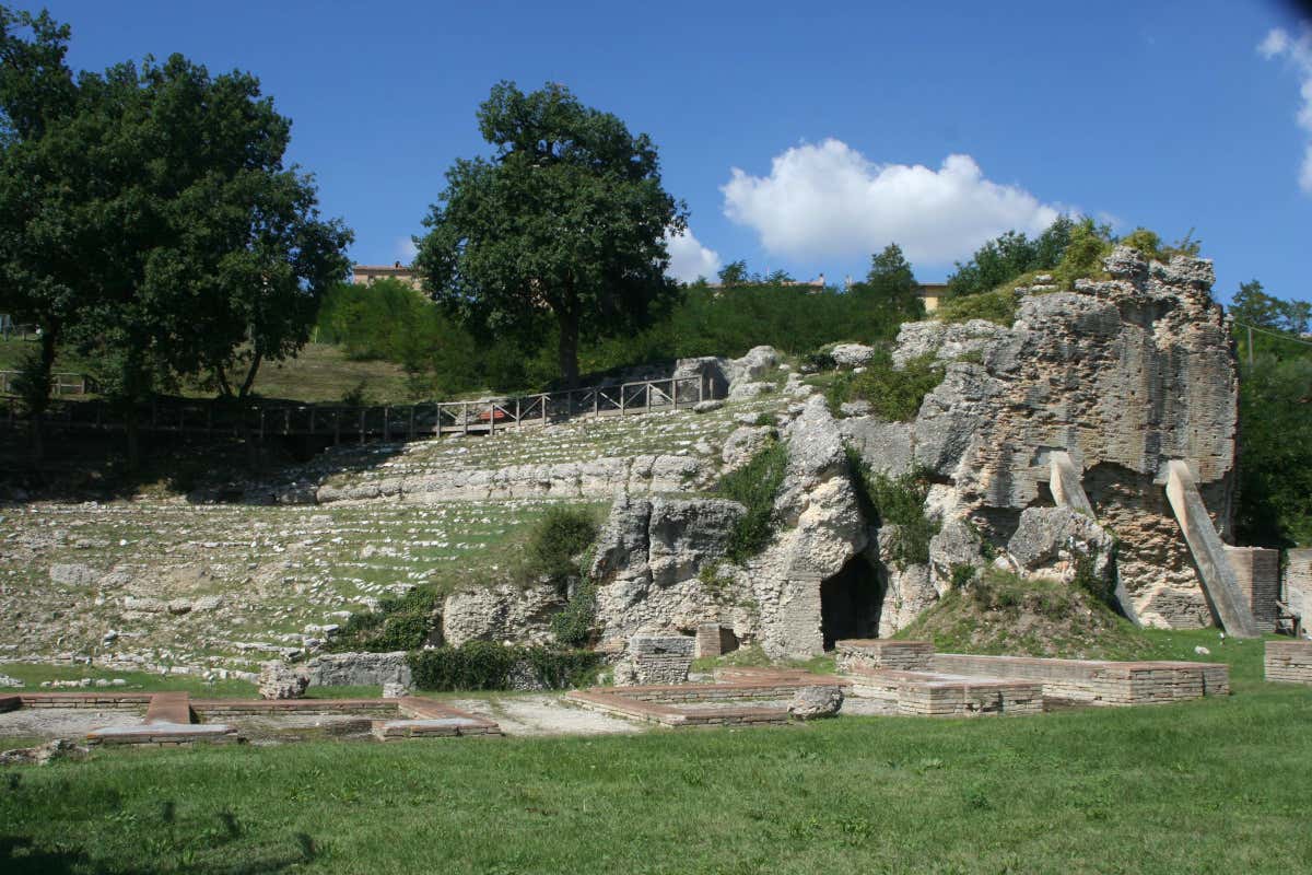 Borghi e miele a Macerata: sei tappe per scoprire l'apicoltura marchigiana
