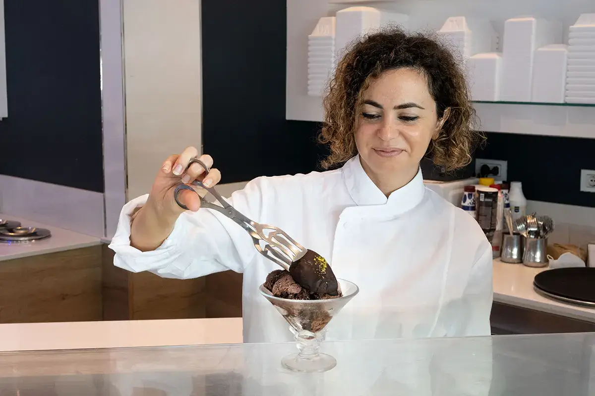 Serena Urz&igrave; Le Rame di Napoli diventano un gelato grazie a Serena Urz&igrave;