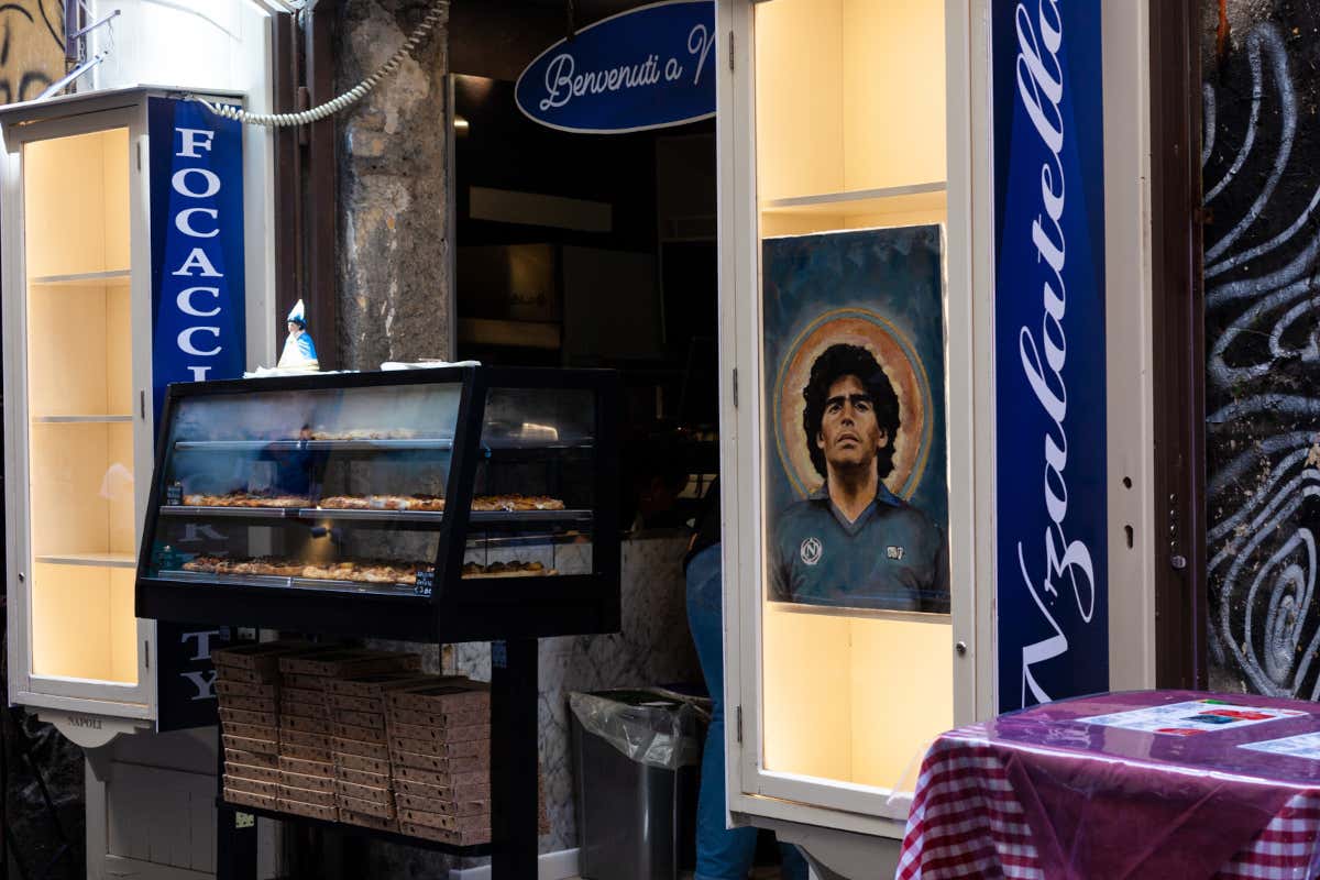 Pizzeria Toto condannata a Milano, culto di Maradona a Napoli: due pesi e due misure? Pizzeria Toto condannata a Milano, culto di Maradona a Napoli: due pesi e due misure?