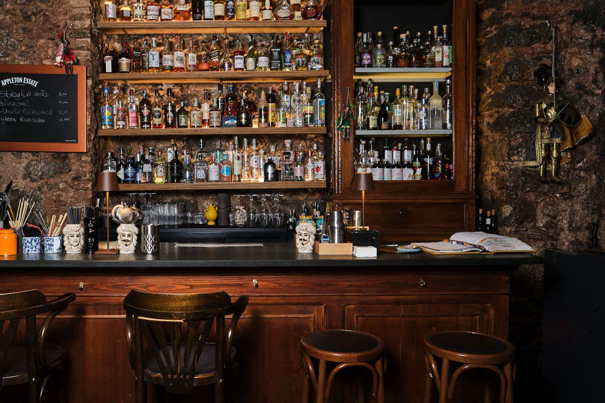 Il bancone del bar di Uzeta Bistrò Siciliano