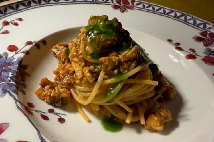 Lo spaghetto con ragù di ricciola, finocchietto selvatico e mandorle tostate