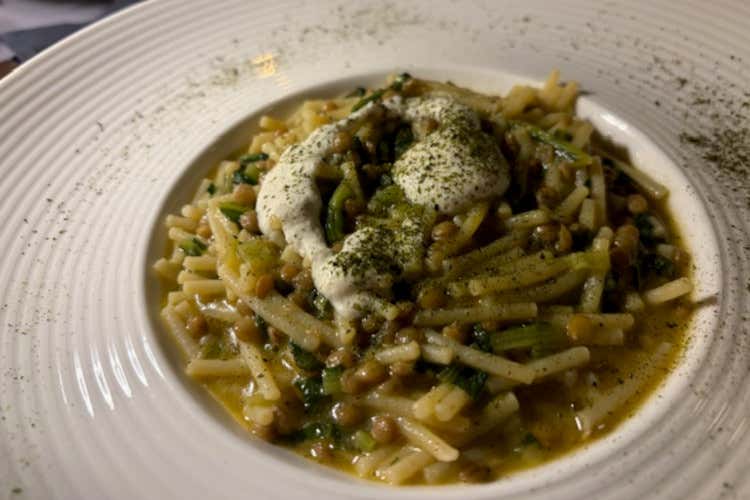 Lo spaghetto spezzato con lenticchie e cicoria, salsa alle mandorle e polvere di cicoria