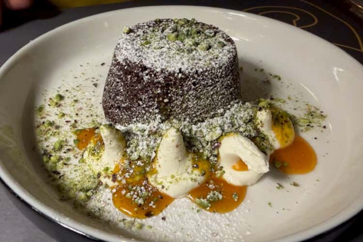 Il cuore caldo con panna, salsa di mandaranci e pistacchio salato