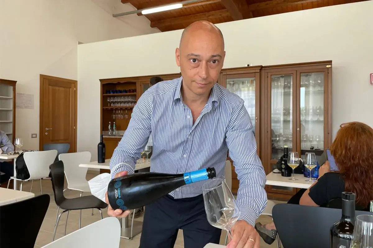 Massimiliano Farci, direttore commerciale di cantina Dolianova versa il primo metodo classico di Vermentino premiato al concorso nazionale, il Caralis 2018 - Concorso enologico nazionale Vermentino 2021