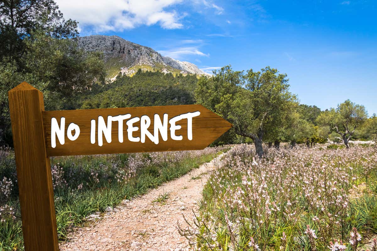 Digital detox, vacanze senza internet e cellulare per concedersi il lusso di sentirsi offline