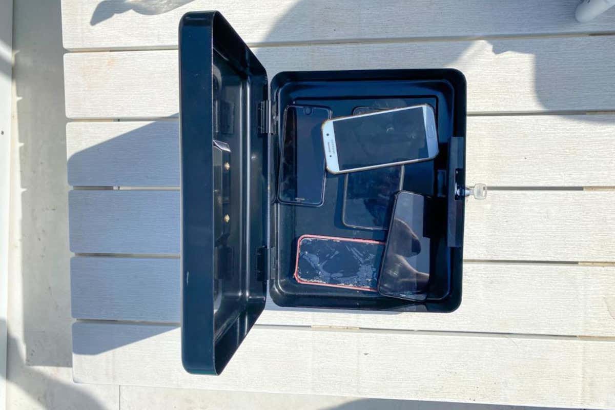 La cassetta dove vengono lasciati gli smartphone dei partecipanti Digital detox, vacanze senza internet e cellulare per concedersi il lusso di sentirsi offline