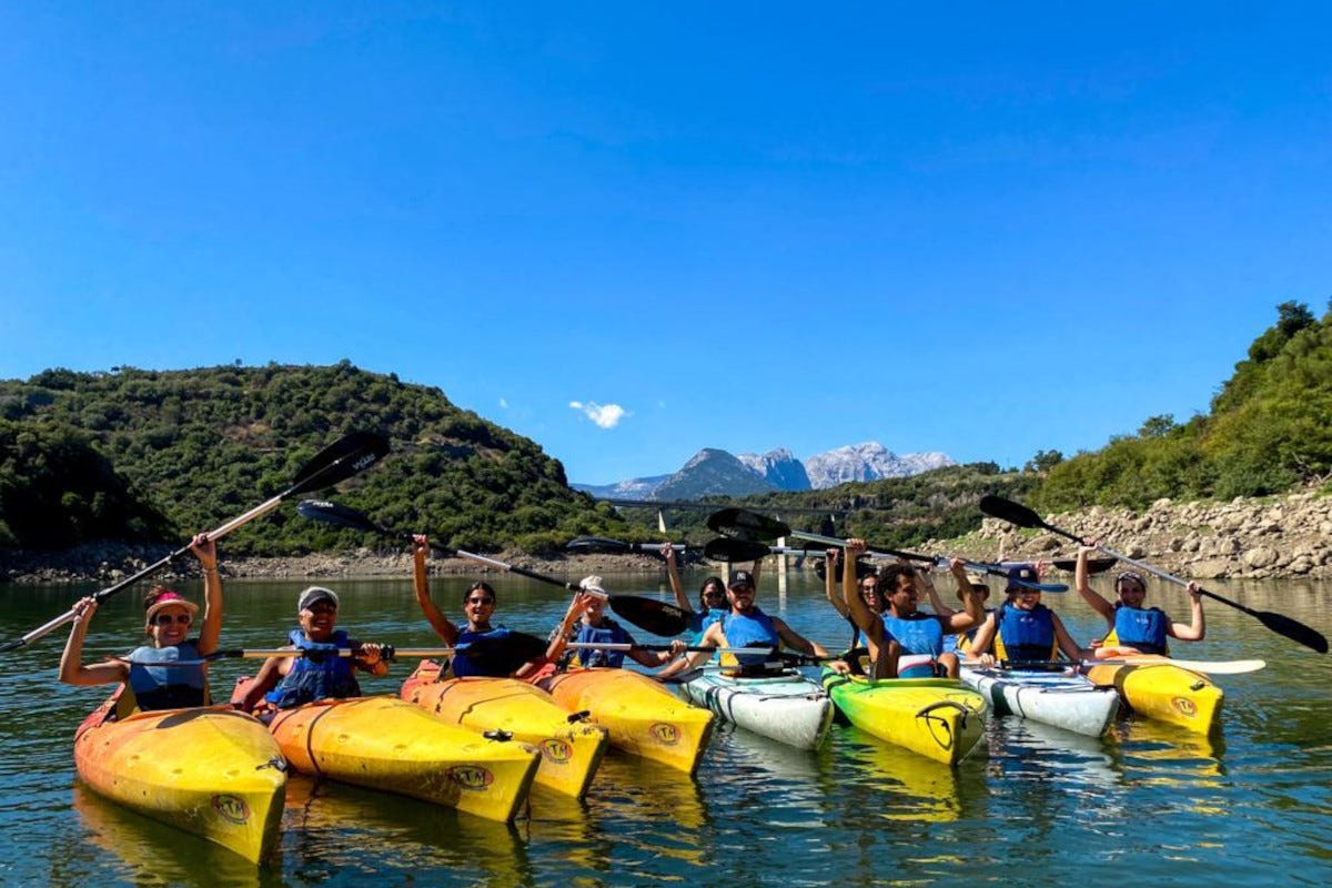 Un'escursione in kayak di Logoff Livenov Digital detox, vacanze senza internet e cellulare per concedersi il lusso di sentirsi offline
