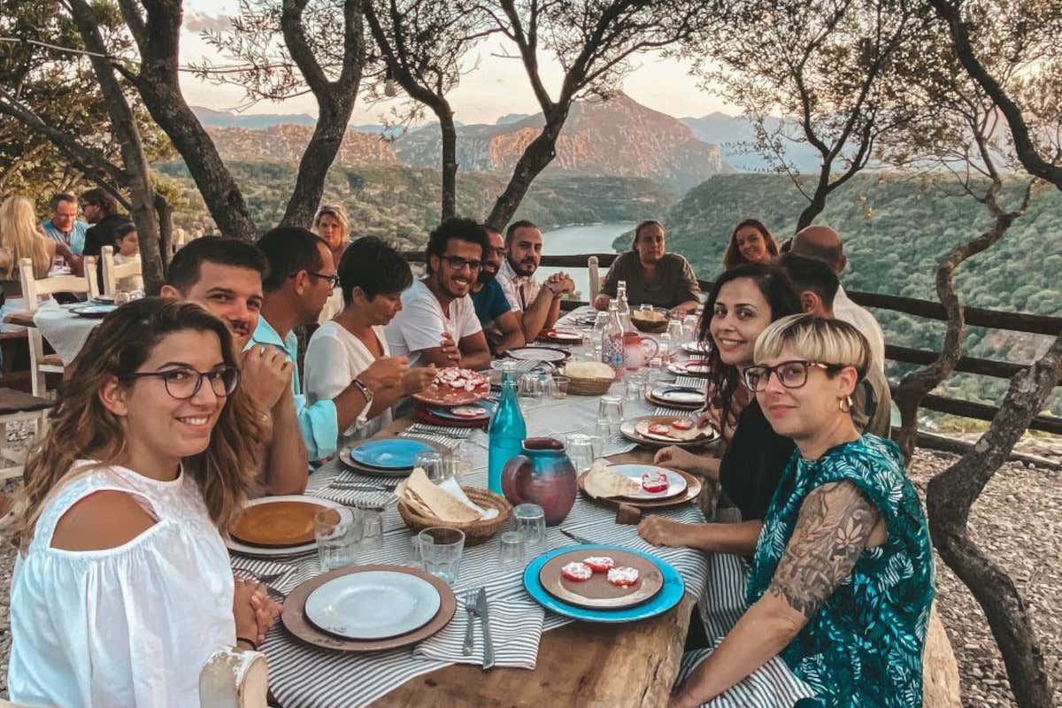 Un gruppo di partecipanti a un'esperienza digital detox Digital detox, vacanze senza internet e cellulare per concedersi il lusso di sentirsi offline