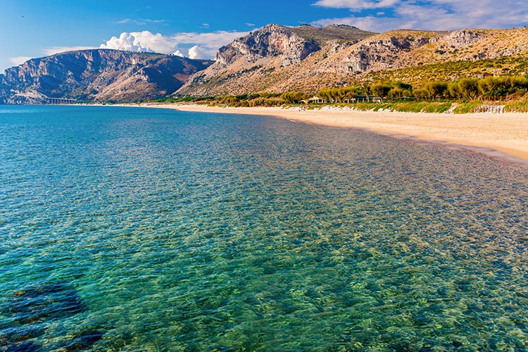 Il mare limpido di Gaeta nel Lazio, dove si pensa ad un'app per prenotare il posto in spiaggia - Un'estate italiana con le sue regole Le aperture, regione per regione