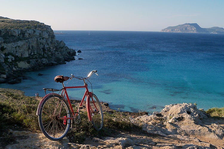 L'Isola di Favignana. La Sicilia prepara agevolazioni ai turisti - Un'estate italiana con le sue regole Le aperture, regione per regione