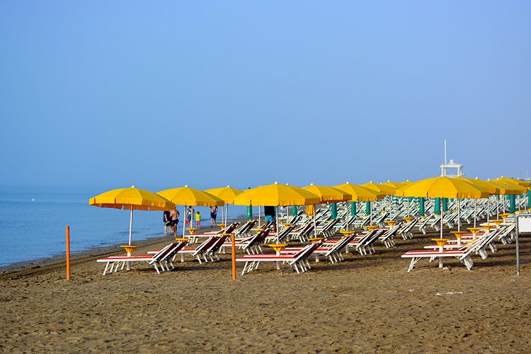 Le lunghe spiagge del Veneto, con due metri / due metri e mezzo tra un ombrellone e l'altro - Un'estate italiana con le sue regole Le aperture, regione per regione
