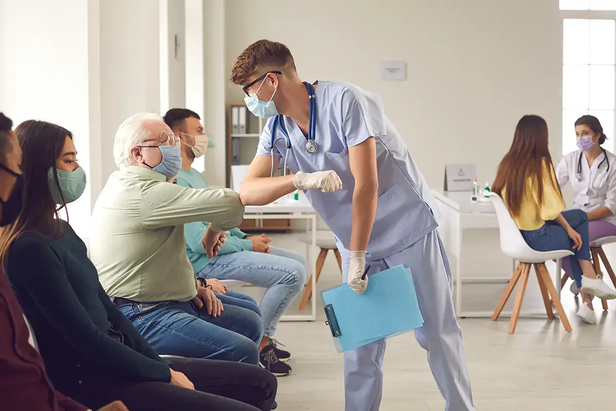 Da fine settembre scatteranno anche le somministrazioni della terza dose per anziani, fragili e personale medico-ospedaliero Green pass obbligatorio? La Toscana non aspetta il Governo alla prese con la conversione del decreto