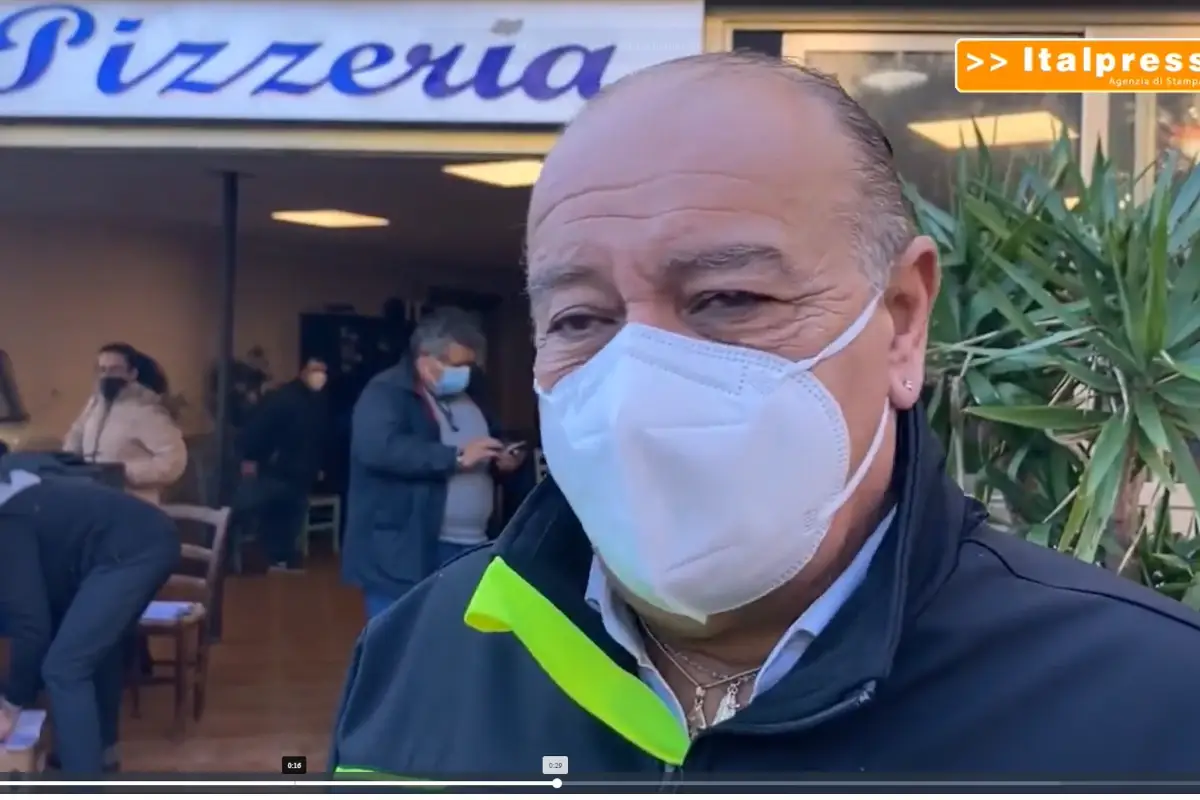 Il commissario per l'emergenza antiCovid di Palermo Renato Costa davanti alla pizzeria Mistral Vaccini antiCovid: a Palermo si fanno in pizzeria