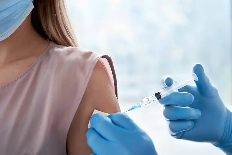 Medici ed equipe per i vaccini nelle farmacie Vaccini nelle farmacie: arrivano i medici