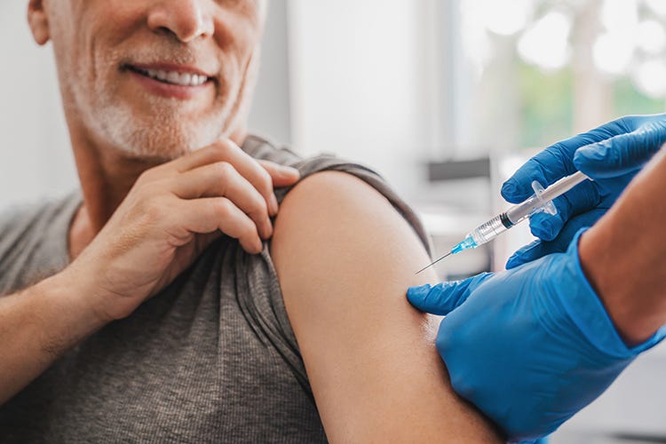 Ultimi dati ufficiali: per gli anziani il vaccino è una garanzia di avere danni in caso di contagio