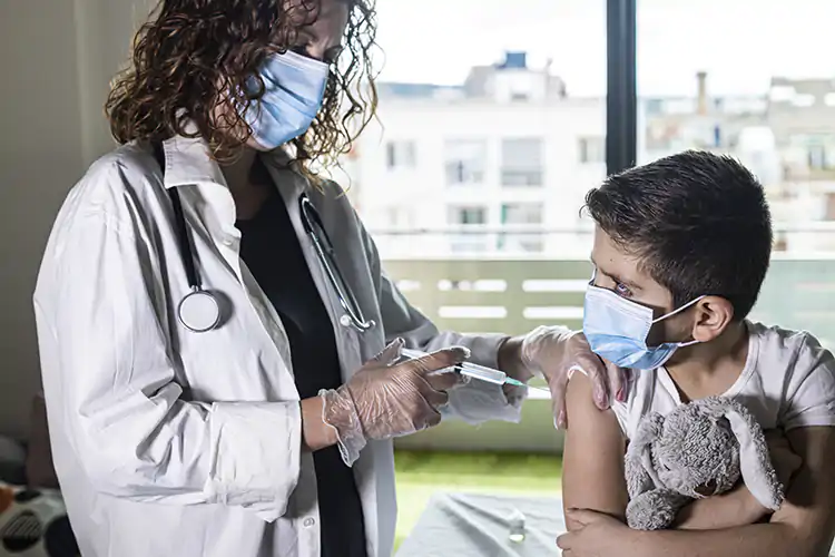 Via libera a ore per il vaccino ai 12-15enni Vaccini: dalla terza dose a quello per i 12-15enni. Cosa succeder&agrave;?