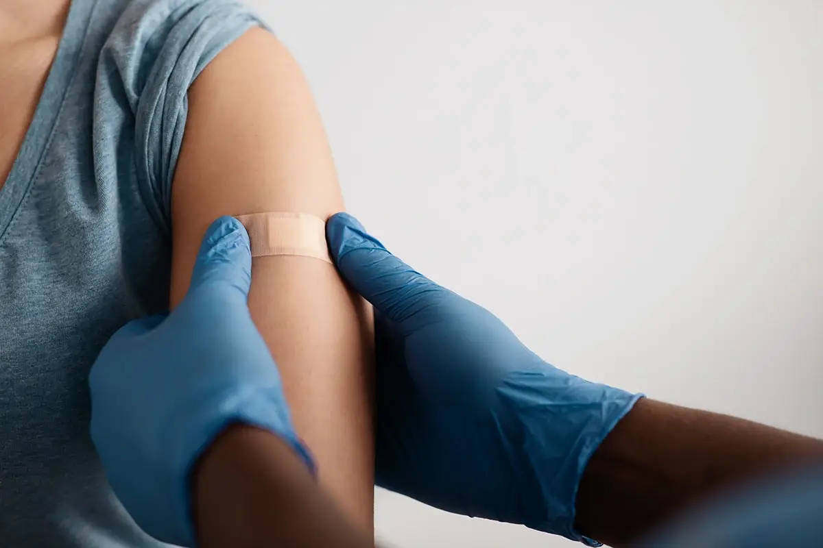 : Infermiere fingeva di vaccinare e buttava via le fiale Finte inoculazioni e fiale gettate: infermiere in carcere ad Ancona