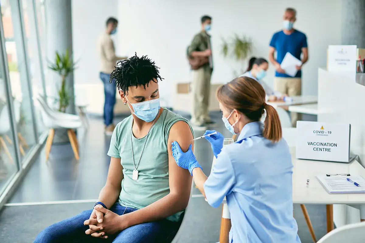 Obbligo vaccinale e green pass per lavorare in sicurezza Green pass e vaccino obbligatori, che conseguenze? Maggiore sicurezza sul lavoro