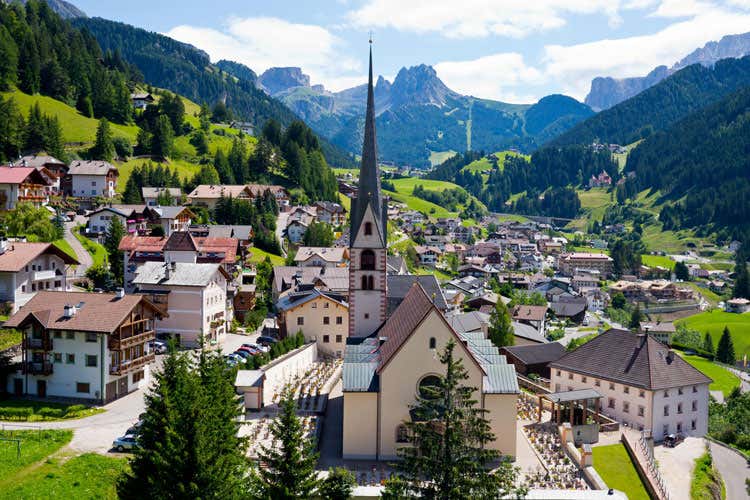 Una panoramica di Santa Cristina - Escursioni, trekking, mountain bike In Val Gardena l'estate &egrave; sportiva