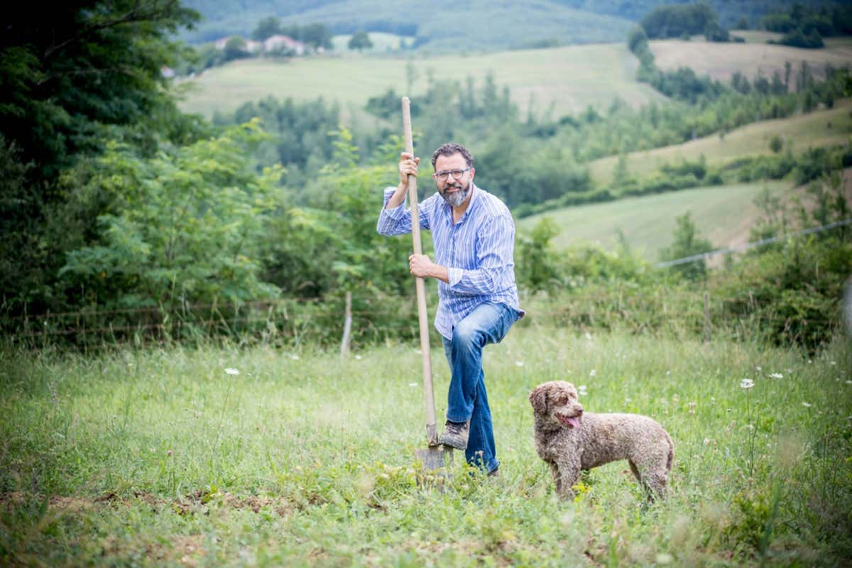 A caccia di tartufi in Val Taro Pazzi per il tartufo? Ecco dove mangiarlo nel Centro Italia A caccia di tartufi in Val Taro Pazzi per il tartufo? Ecco dove mangiarlo nel Centro Italia