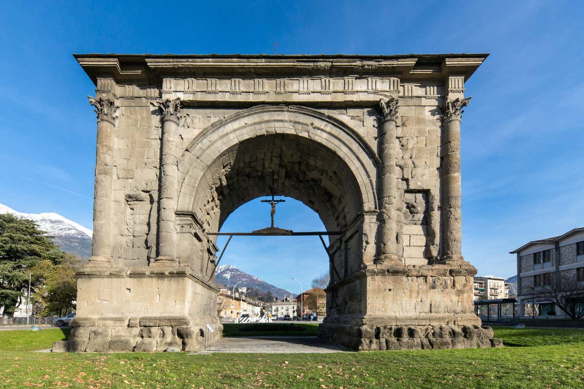 Val d'Aosta, l'Arco di Augusto (foto Archivio Regione Autonoma) Primavera in Val d'Aosta fra castelli trekking relax e gusto