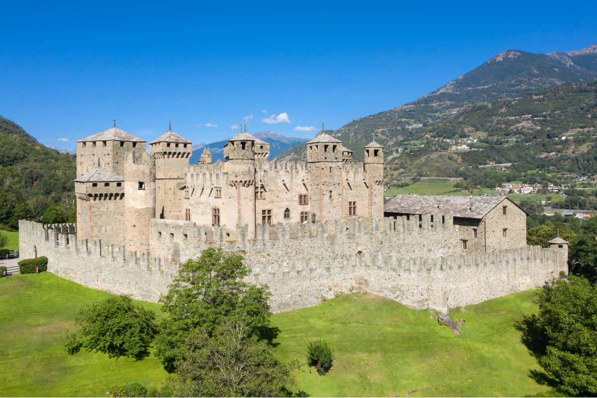 Val d'Aosta, Castello di Fenis (foto Archivio Regione Autonoma) Primavera in Val d'Aosta fra castelli trekking relax e gusto