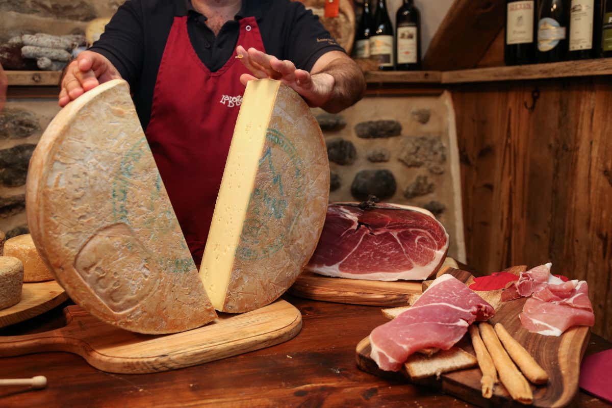 Val d'Aosta, forma di Fontina Dop (foto Archivio Regione Autonoma) Primavera in Val d'Aosta fra castelli trekking relax e gusto