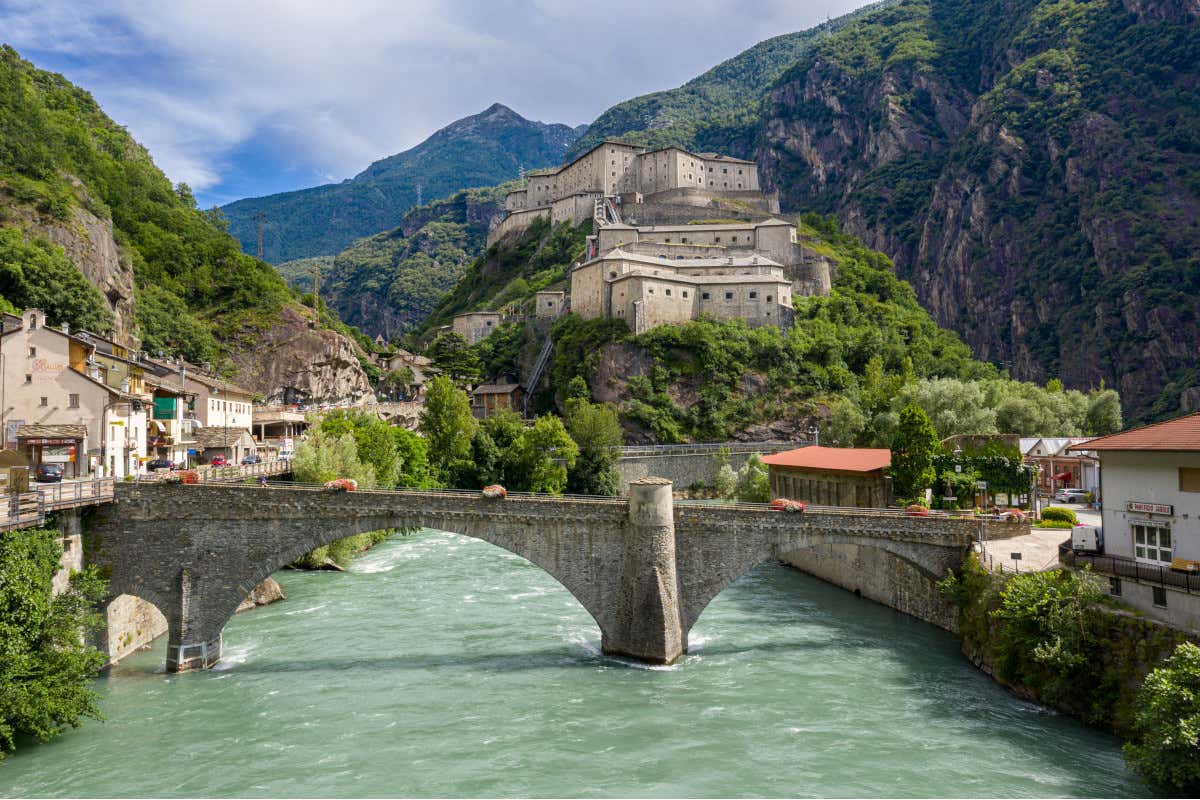 Val d'Aosta, Forte di Bard (foto Archivio Regione Autonoma) Primavera in Val d'Aosta fra castelli trekking relax e gusto