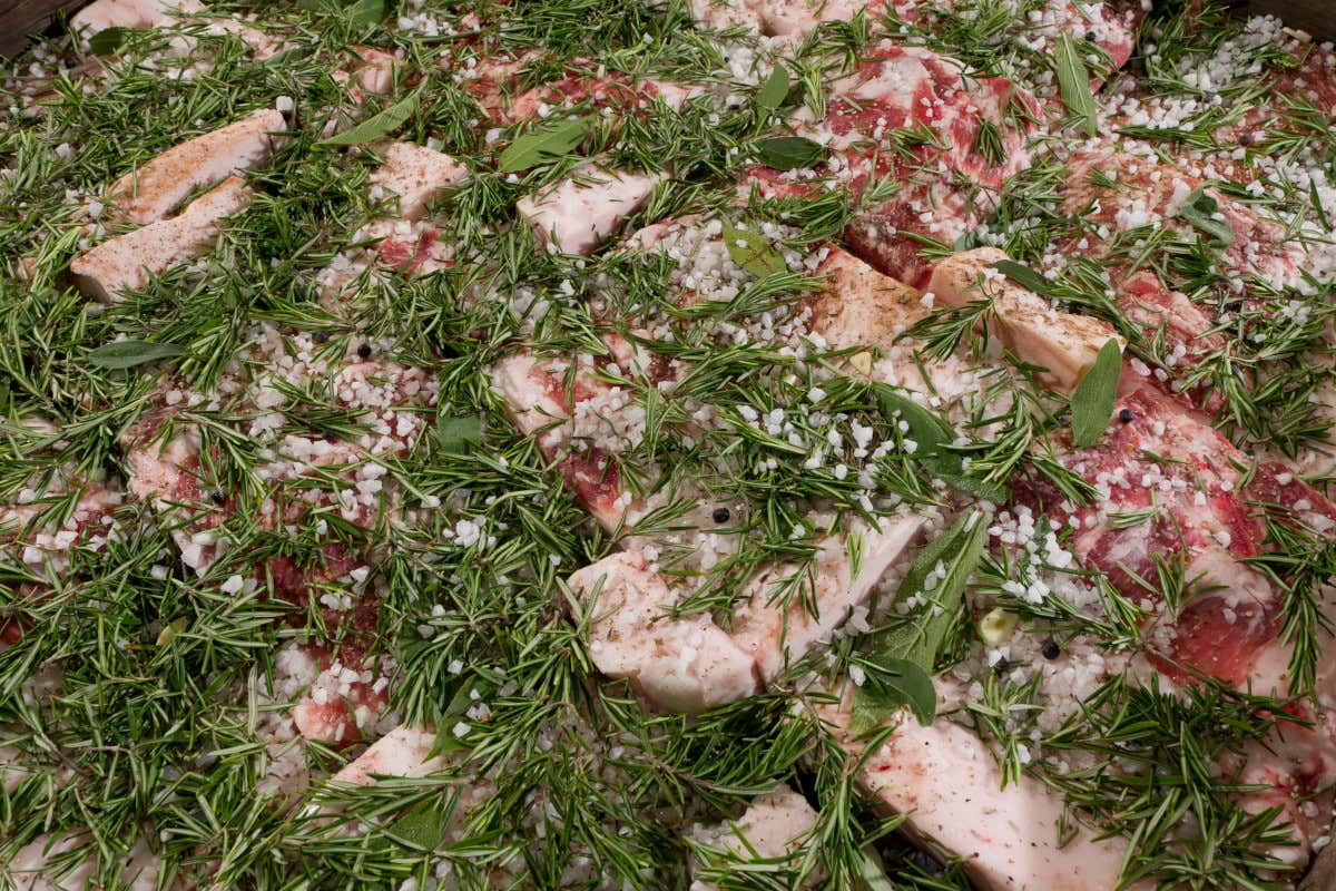 Val d'Aosta, lardo d'Arnad (foto Stegano Venturini) Primavera in Val d'Aosta fra castelli trekking relax e gusto