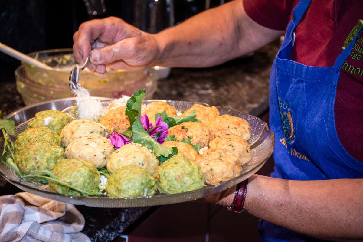 A lezione di canederli al Maso Kronlechnerhof Soggiorno in Val d’Ega tra sentieri stellati e lezioni di canederli