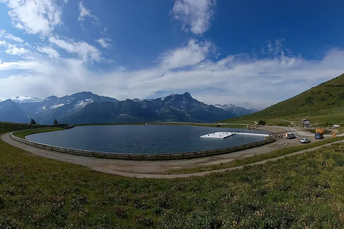 La piattaforma al lago di Valbiolo Water Music Festival, ai piedi dell'Adamello favole sull'acqua
