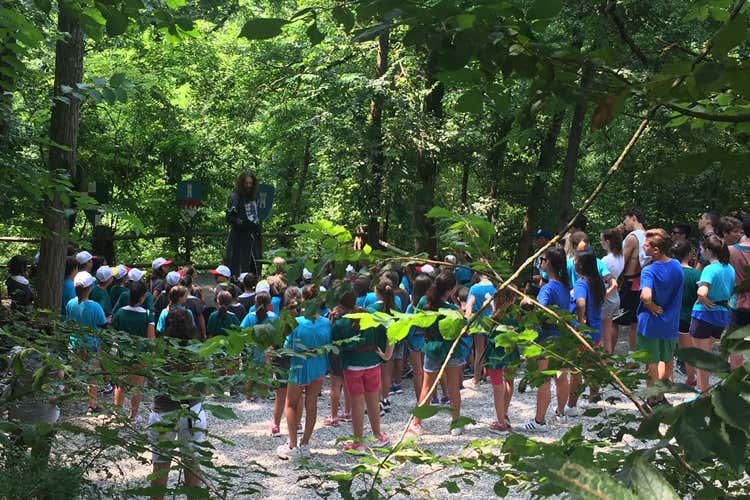 Ragazzi in visita nei boschi della Val d'Arda (Val d&rsquo;ArdaEscursioni tra vini e castelli)