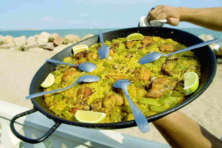 La tradizionale paella valenciana (Paella e tapas gourmet Le tentazioni culinarie di Valencia)