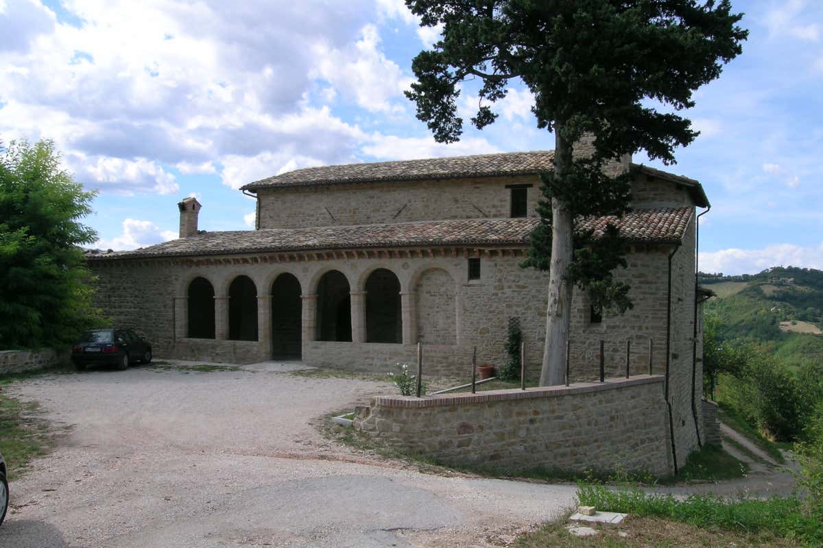 Borghi e miele a Macerata: sei tappe per scoprire l'apicoltura marchigiana