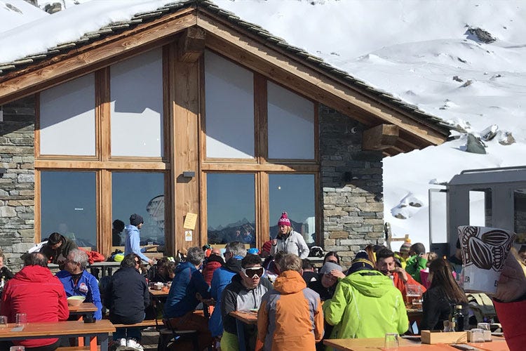 Da oggi impianti da sci chiusi ovunque - Sci, impianti chiusi dopo la ressa Mazzata sul turismo in Val d'Aosta