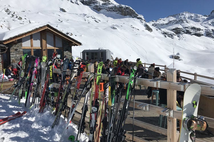 Il punto di ristoro di Champoluc - Sci, impianti chiusi dopo la ressa Mazzata sul turismo in Val d'Aosta