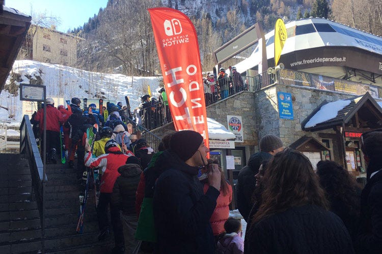 La coda alla partenza della telecabina di Alagna - Sci, impianti chiusi dopo la ressa Mazzata sul turismo in Val d'Aosta
