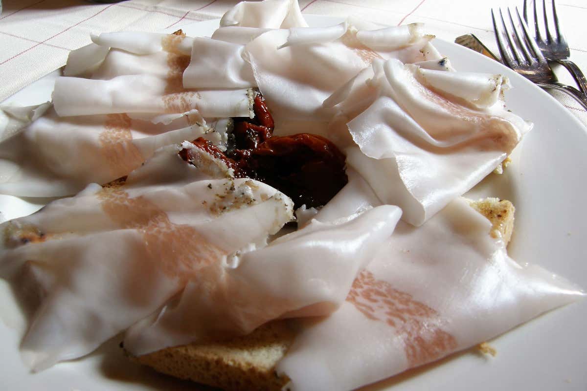 Formaggi, salumi e vini tipici: la Valle d'Aosta dei borghi oltre le piste da sci