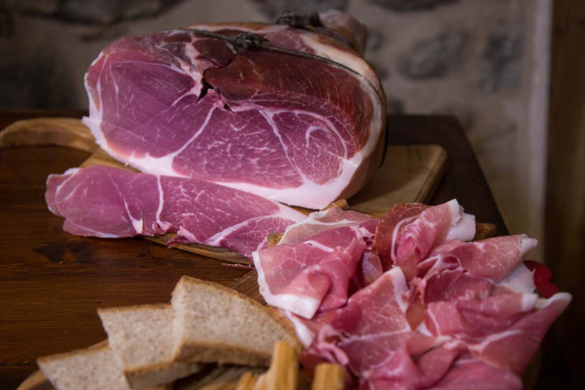 Formaggi, salumi e vini tipici: la Valle d'Aosta dei borghi oltre le piste da sci