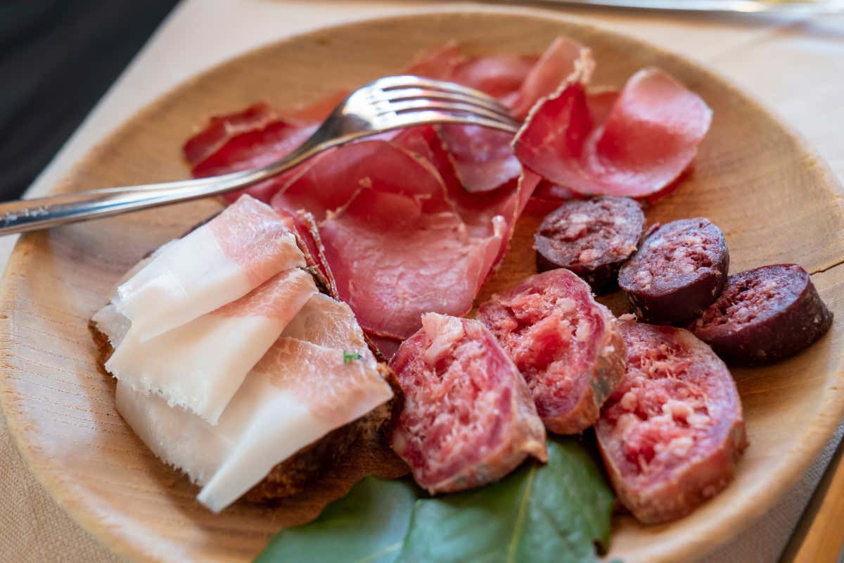 Formaggi, salumi e vini tipici: la Valle d'Aosta dei borghi oltre le piste da sci