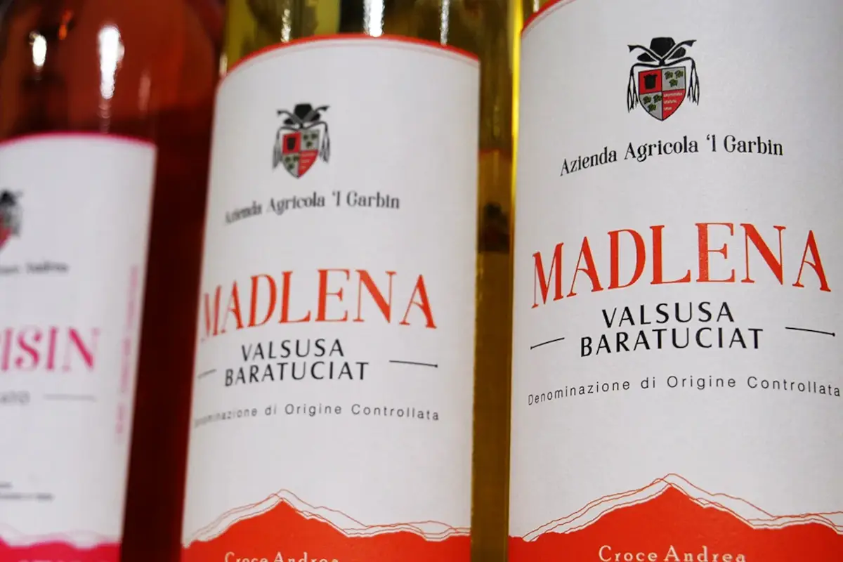Bottiglie delle aziende locali Doc Valsusa, vini eleganti che portano nel calice il territorio