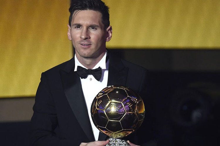 Leo Messi con uno degli ultimi palloni d'oro vinti (Van Dijk come Franco Pepe No francesi a difensori e pizzaioli)