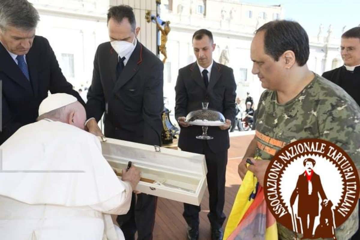 Il vanghetto per tartufi di Papa Francesco va all'asta