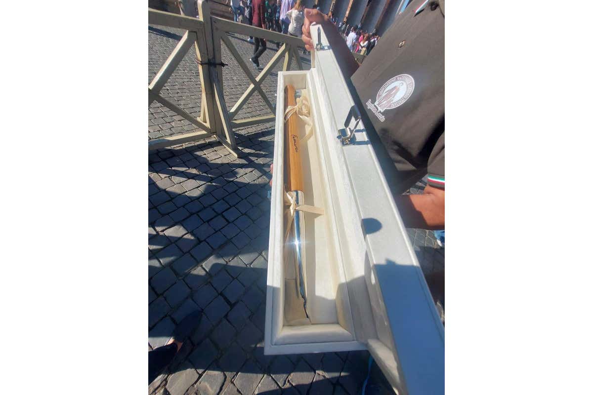 Il vanghetto per tartufi di Papa Francesco va all'asta