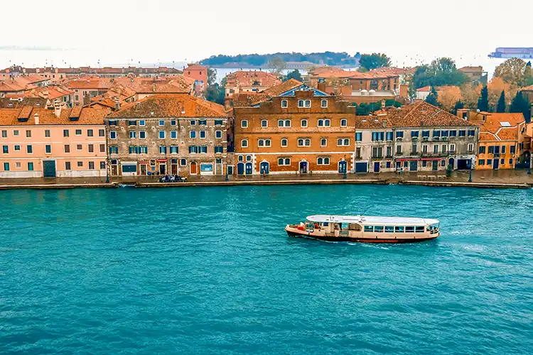A Venezia arriva il vaporetto ambulatorio mobile Vaccini a domicilio a Venezia: a Pasquetta il vaporetto-ambulatorio
