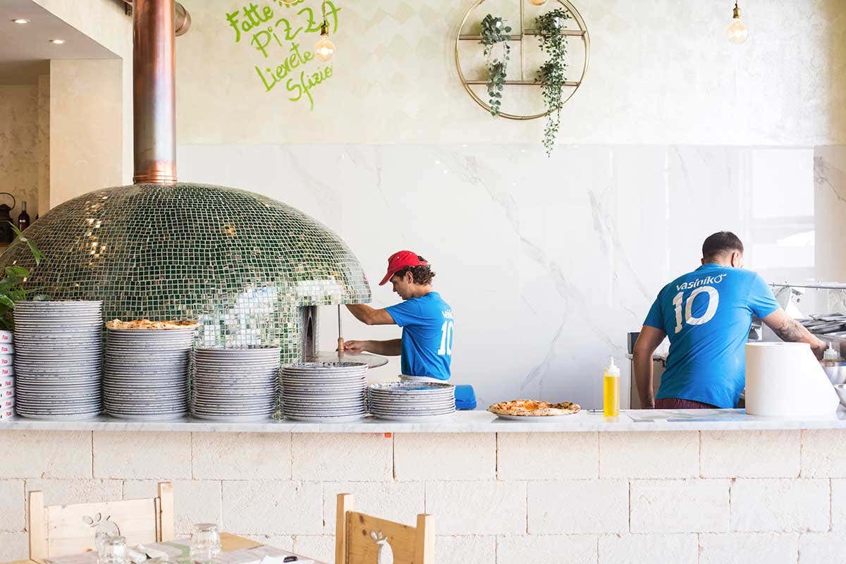 I pizzaioli di Vasinikò all'opera La catena di pizzerie Vasinikò fa cinquina con l'apertura di Cremona I pizzaioli di Vasinikò all'opera La catena di pizzerie Vasinikò fa cinquina con l'apertura di Cremona